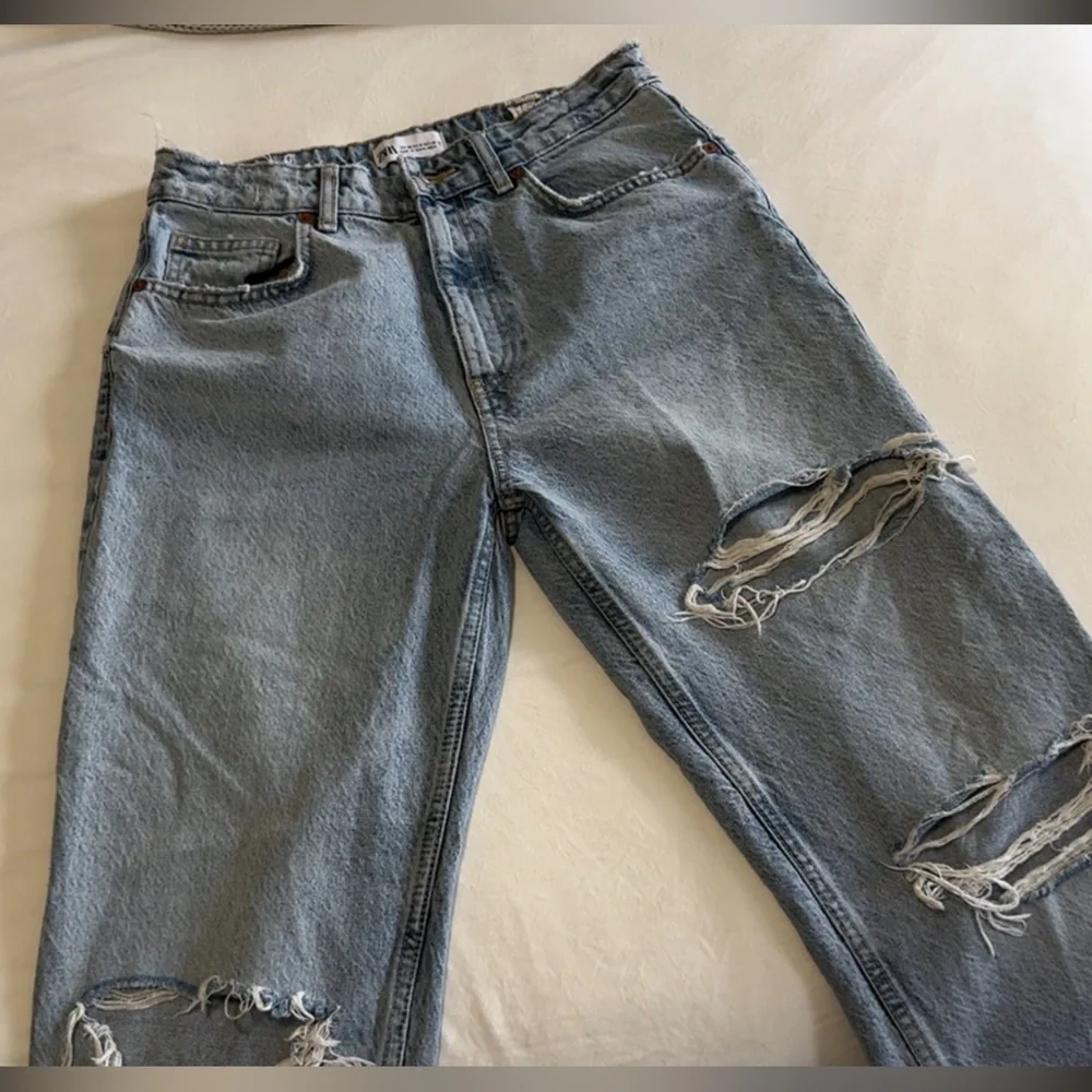 Zara High Rise Light Blue Ripped Jeans - Picture 2 of 4